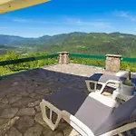 4 Bedroom Cozy In Nyaraló *